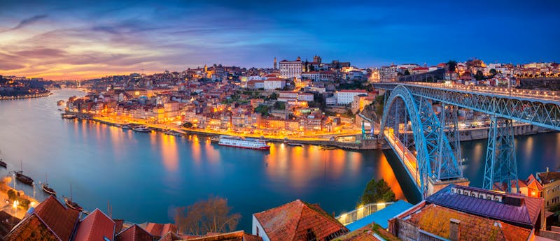 Porto am Abend - Blick auf den Douro, die Brücke Ponte Luis I und die Altstadt - ©Rudi1976 - Adobe Stock