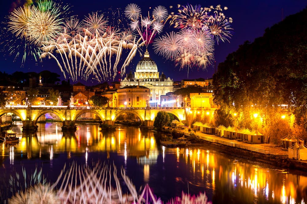 Silvester in Rom - Feuerwerk über dem Vatikan mit Petersdom und der Sankt-Angelo-Brücke &ndash; &copy; Pawel Pajor - stock.adobe.com