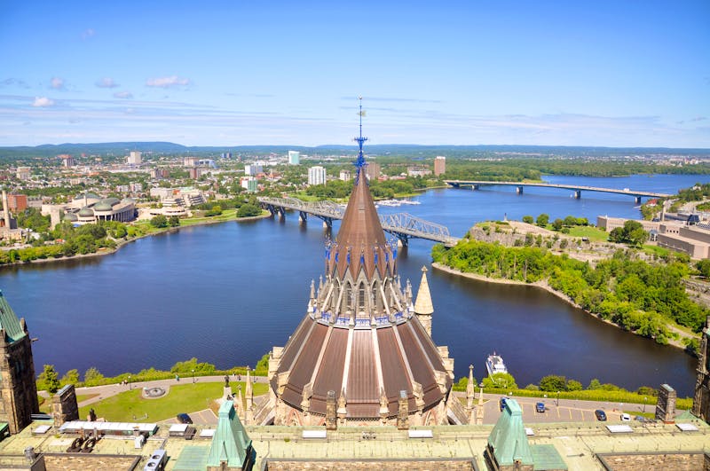 Bibliothek auf dem Parlamentshügel in Ottawa und der Ottawa River - ©Wangkun Jia - stock.adobe.com