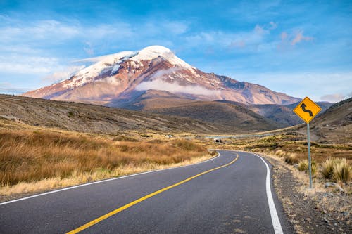 Chimborazo Vulkan in Ecuador &ndash; &copy; jon_chica - stock.adobe.com