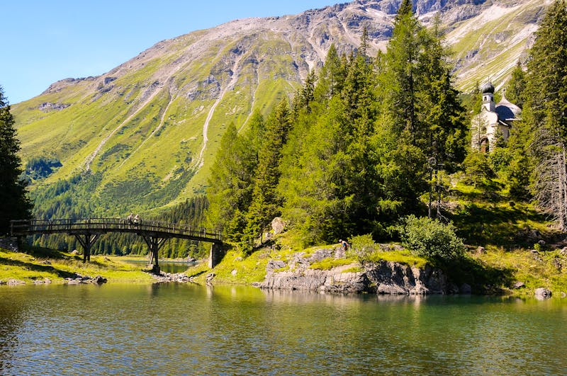 Brücke und Kapelle am Obernberger See in Tirol - ©s-aznar - stock.adobe.com