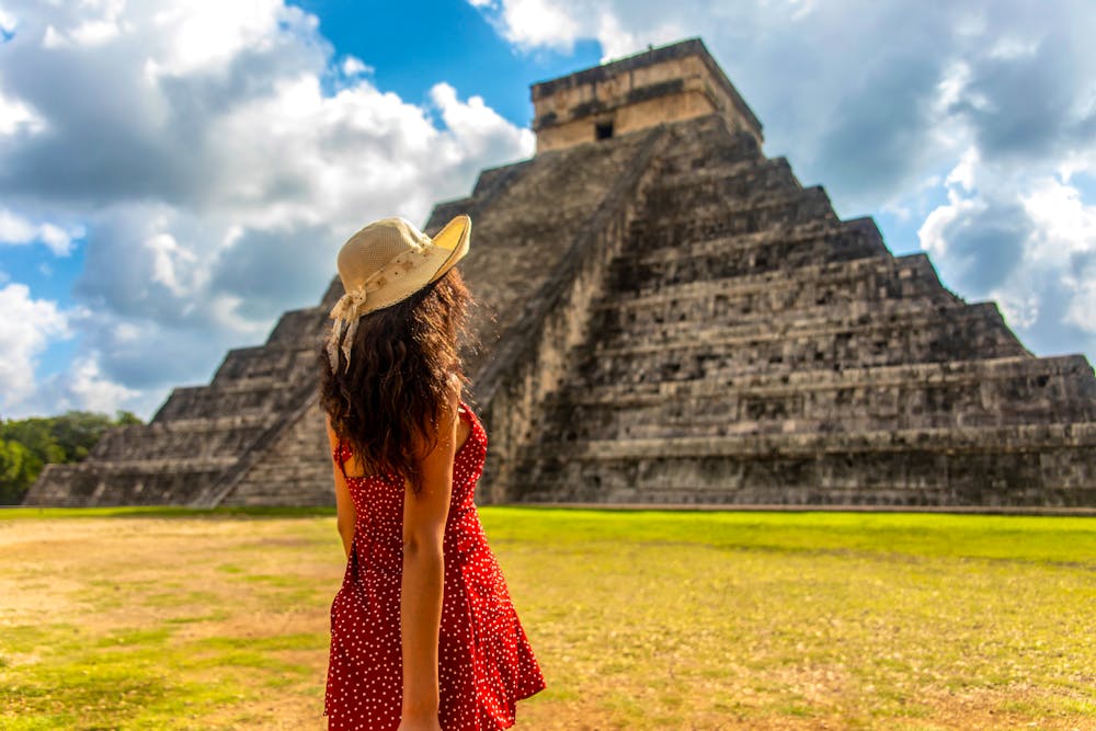Chichen Itza auf der Halbinsel Yucatán - junge Frau vor den Maya-Pyramiden &ndash; &copy; Lifes_Sunday - stock.adobe.com
