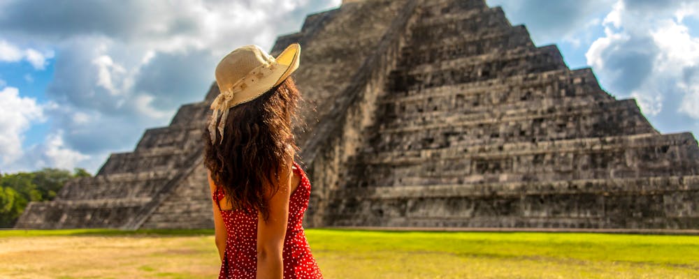 Chichen Itza auf der Halbinsel Yucatán - junge Frau vor den Maya-Pyramiden – © Lifes_Sunday - stock.adobe.com