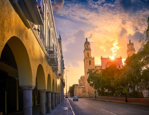 Merida auf der Halbinsel Yucatán - Catedral de San Ildefonso de Yucatán bei Sonnenuntergang – © lunamarina - stock.adobe.com