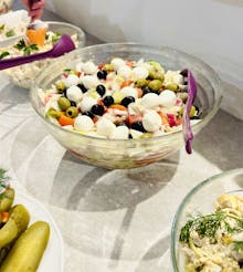 Alga Baltic Resort in Swinemünde - verschiedene Salate im Speisesaal – © Alga Baltic Resort
