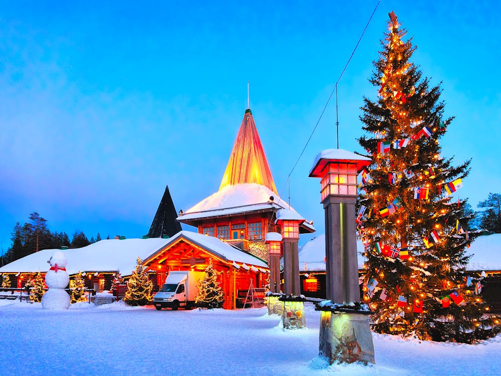 Rovaniemi in Lappland - Weihnachtsmannbüro und Weihnachtsbaum im Santa Claus Village &ndash; &copy; Roman Babakin - stock.adobe.com