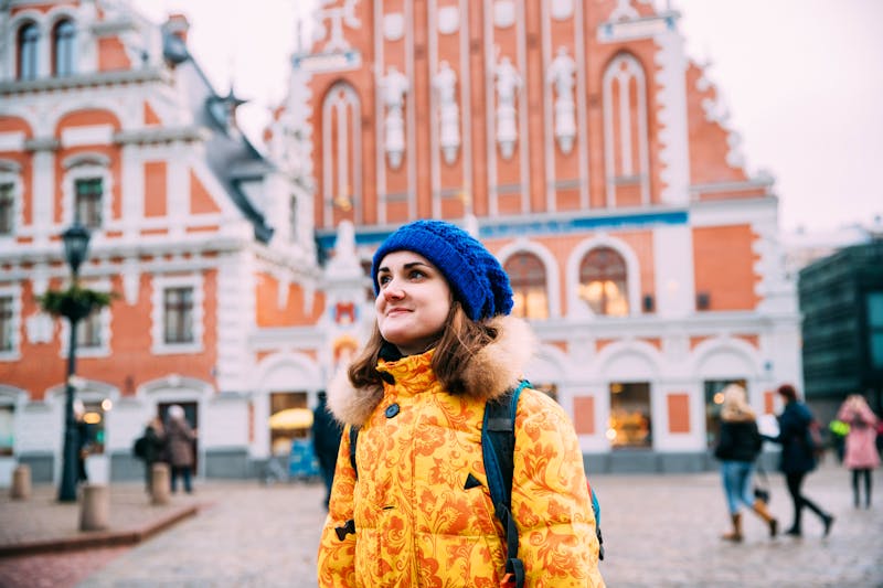 Riga im Winter - junge Touristin auf dem Rathausplatz vor dem Schwarzhäupterhaus  - ©Grigory Bruev - stock.adobe.com