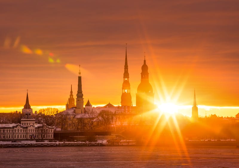 Riga im Winter - Blick auf die Altstadt und die gefrorene Düna bei Sonnenuntergang - ©dachux21 - stock.adobe.com