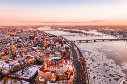 Riga im Winter - Blick auf die Altstadt und die Düna bei Sonnenaufgang &ndash; &copy; ingusk - stock.adobe.com