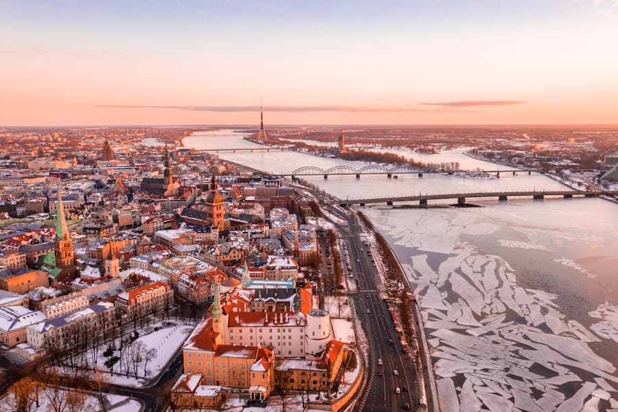 Riga im Winter - Blick auf die Altstadt und die Düna bei Sonnenaufgang – © ingusk - stock.adobe.com