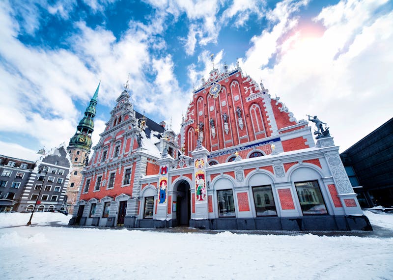 Riga im Winter - Rathausplatz mit Schwarzhäupterhaus und Petrikirche - ©Alex Tihonov - stock.adobe.com