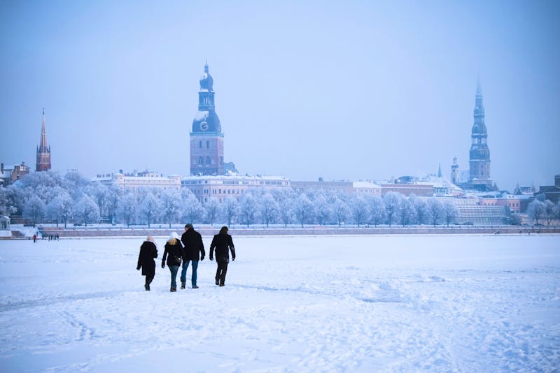 Riga im Winter - Spaziergang auf der zugefrorenen Düna mit Blick auf die Altstadt  - ©amelok - stock.adobe.com