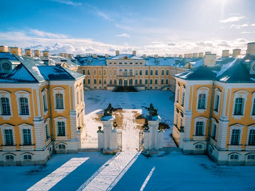 Schloss Rundale bei Bauske - Eingang des Barockschlosses im Winter &ndash; &copy; Uldis Laganovskis - stock.adobe.com