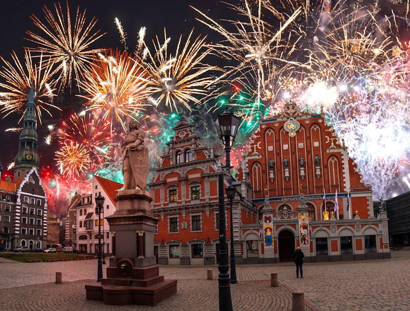 Silvester in Riga - Feuerwerk über dem Rathausplatz in der Altstadt - ©Aliaksei - stock.adobe.com
