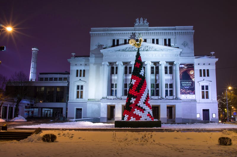 Winter in Riga - Weihnachtsbaum vor der Lettischen Nationaloper - ©DAKfoto - stock.adobe.com