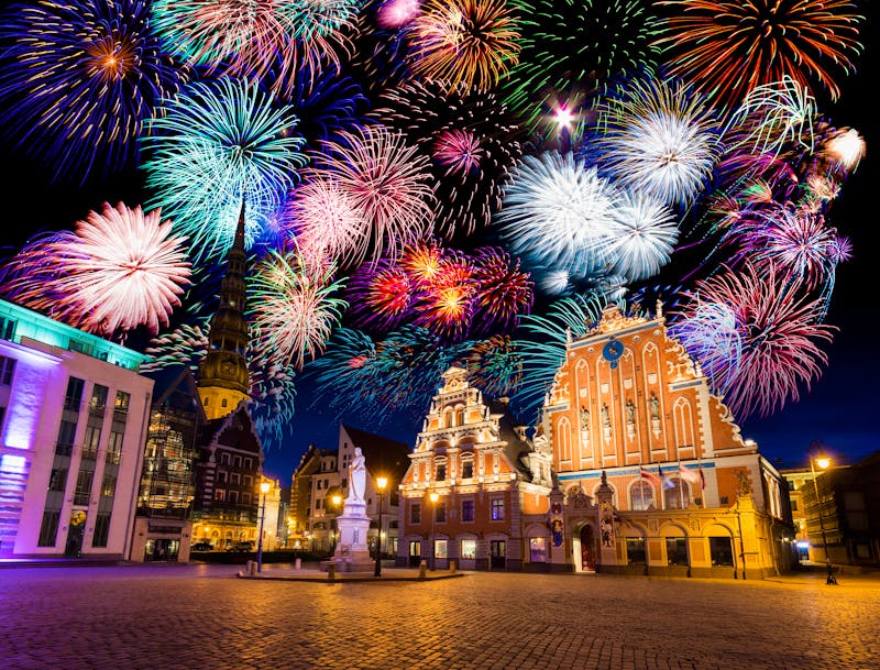  Silvester in Riga - Feuerwerk über dem Rathausplatz in der Altstadt - ©Posztós János - stock.adobe.com