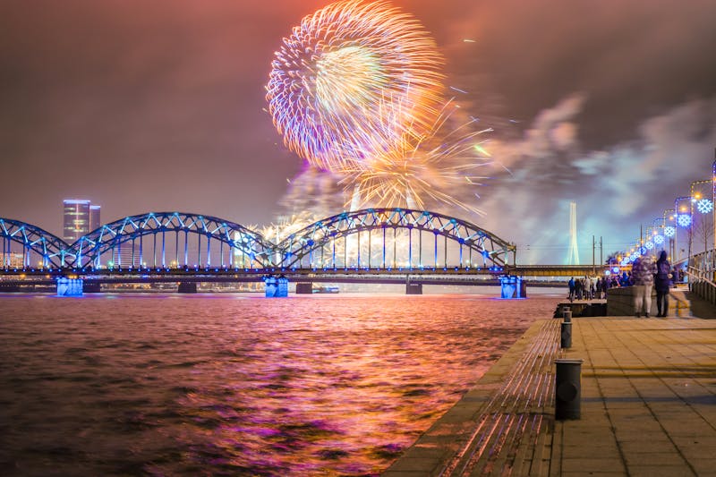  Silvester in Riga - Feuerwerk an den Brücken über die Düna - ©Viesturs - stock.adobe.com