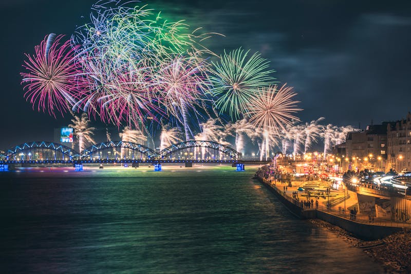  Silvester in Riga - Feuerwerk an den Brücken über die Düna - ©Viesturs - stock.adobe.com