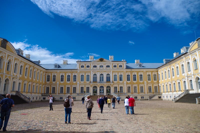 Schloss Rundale (Ruhenthal) bei Bauske - im Innenhof des prunkvollen Barockschlosses - ©Annett Müller (Eberhardt TRAVEL)