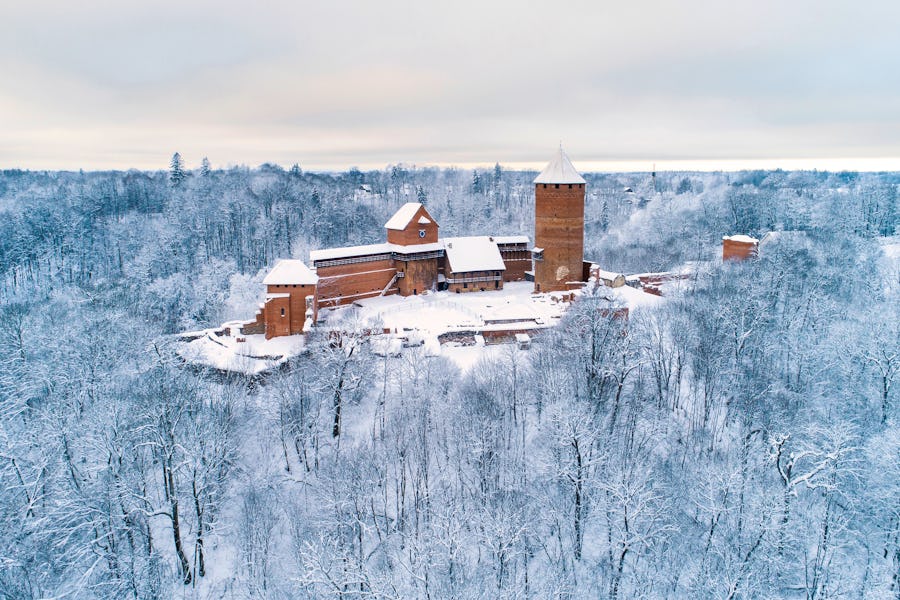 Burganlage Turaida bei Sigulda im Winter - Blick auf den verschneiten Wald – © No useage without prior written consent