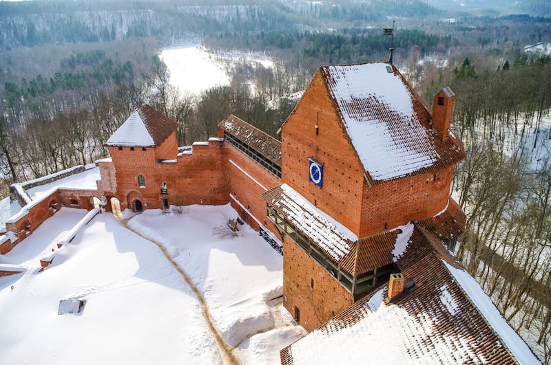 Burganlage Turaida bei Sigulda im Winter - Innenhof der mittelalterlichen Burg - ©smoke666 - stock.adobe.com