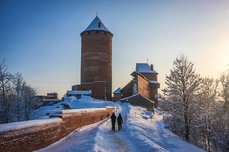 Burganlage Turaida bei Sigulda im Winter - Spaziergang zum Eingang der mittelalterlichen Burg - ©lic0001 - stock.adobe.com