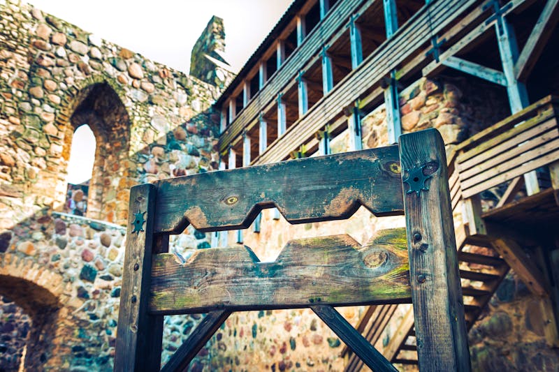 Burganlage Turaida bei Sigulda - Innenhof der mittelalterlichen Burg mit Pranger - ©chamillew - stock.adobe.com
