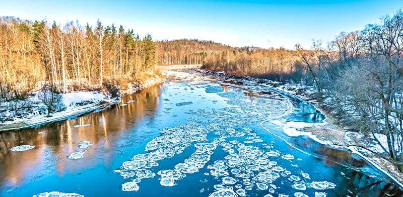 Gauja Nationalpark im Winter - Blick auf den Gauja-Fluss mit Eisflächen - ©sergei_fish13 - stock.adobe.com
