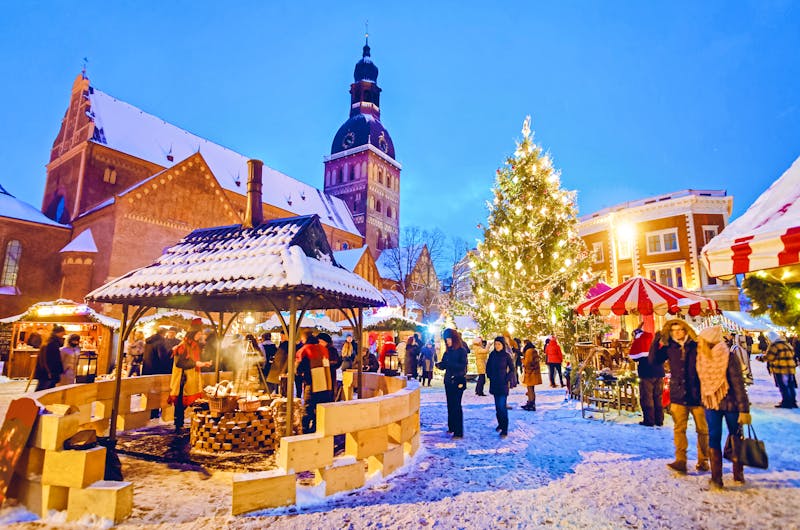 Riga im Winter - Weihnachtsmarkt vor dem Rigaer Dom - ©Roman Babakin - stock.adobe.com