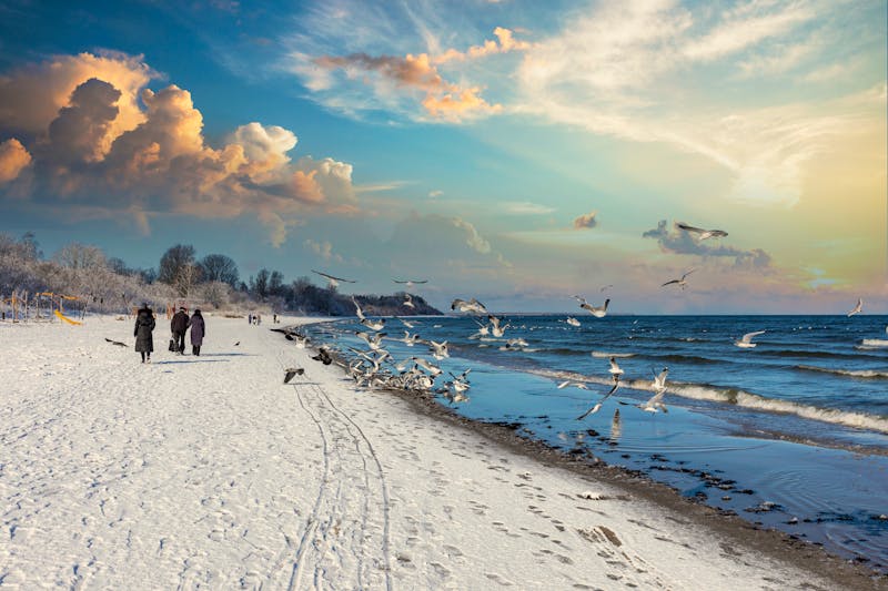 Seebad Jurmala an der Ostseeküste - Winter-Spaziergang am Strand - ©Aleksandrs - stock.adobe.com