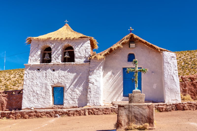 Typische chilenische Kirche des Dorfes Machuca bei San Pedro in der Atacama-Wüste - ©Delphotostock - stock.adobe.com