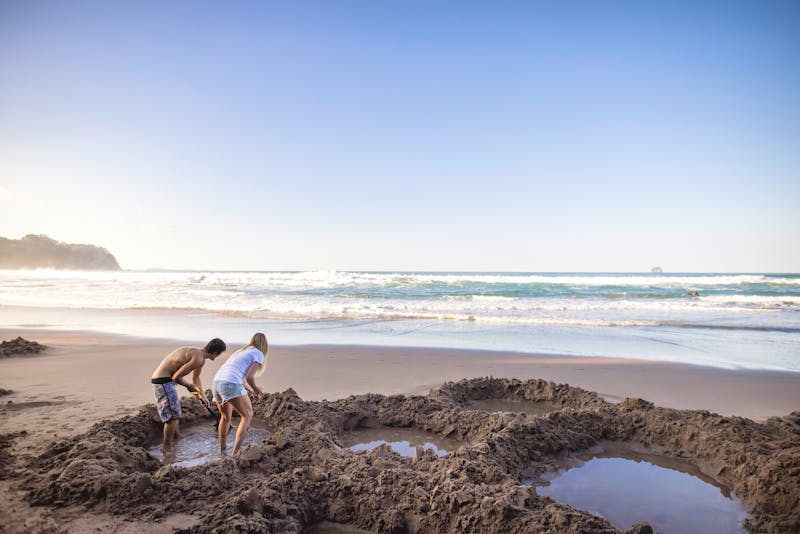 Hot Water Beach auf der Coromandel-Halbinsel - Neuseeland - &copy;Miles Holden / Tourism New Zealand