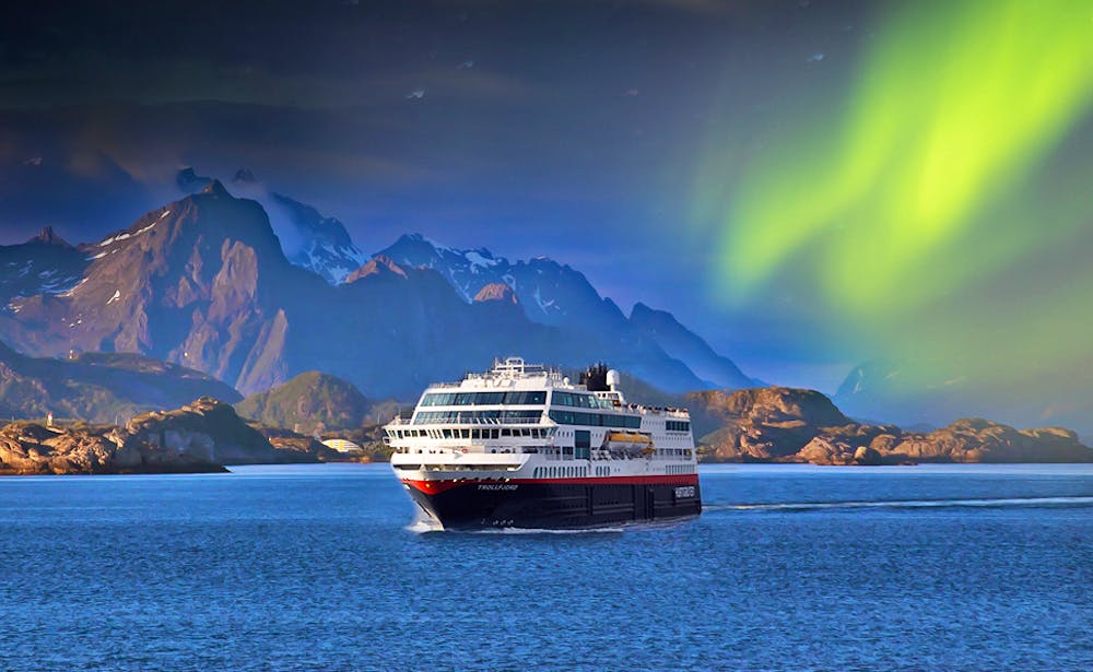 Hurtigruten MS Trollfjord zur Polarlichtzeit &ndash; &copy; Dr Gordon Stirrat - guest image/Hurtigruten