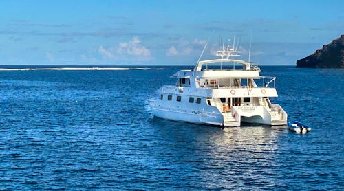 MS Seaman Journey vor der Insel Mosquera auf Galapagos in Ecuador – © MS Seaman Galapagos