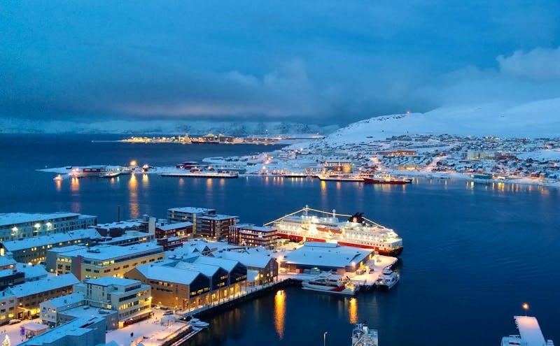 Hurtigruten-Schiff im Hafen von Hammerfest im Winter - ©Paul Clark - Hurtigruten Guest image