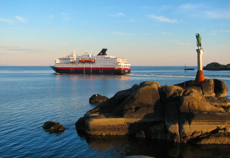 Hurtigruten-Schiff bei Svolvær - Lofoten - ©Stein Stapelfeldt - Hurtigruten Guest Image
