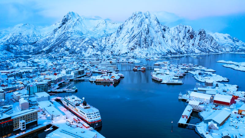 Hafen von Svolvaer auf den Lofoten im Winter - ©Espen Mills / Hurtigruten Expeditions
