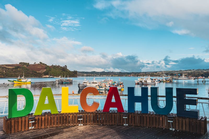 Große Buchstaben an der Küste von Dalcahue auf der Insel Chiloe - ©Hannes - stock.adobe.com