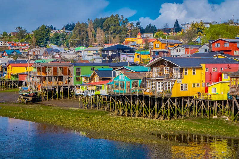 Schöne bunte Häuser auf Stelzen in Castro Chiloe - ©Fotos 593 - stock.adobe.com