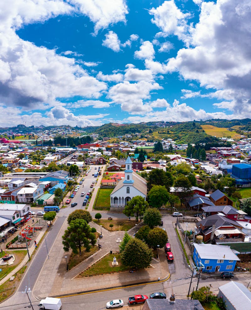 Stadtbild von Dalcahue, Chiloe, mit Blick auf die armenische Kirche - ©Mav Drone/Wirestock Creators - stock.adobe.com