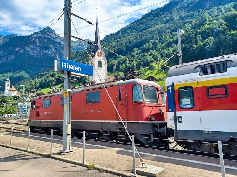 Zug am Bahnhof von Flüelen - ©Steffen Mucke - Eberhardt TRAVEL