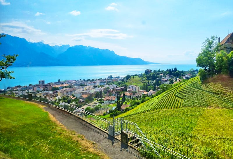 Zugfahrt mit dem GoldenPass Panoramic nach Montreux - Blick zum Genfer See - ©Katrin Deutschbein - Eberhardt TRAVEL