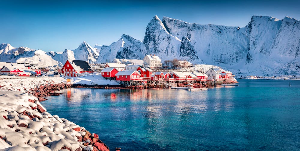 Dorf Sakrisoy, herrliche Winteransicht der Lofoten &ndash; &copy; Andrew Mayovskyy - stock.adobe.c