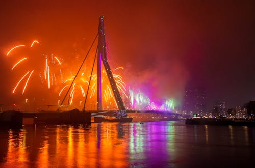 Rotterdam - Silvesterfeuerwerk auf der Erasmusbrücke &ndash; &copy; Sam - stock.adobe.com