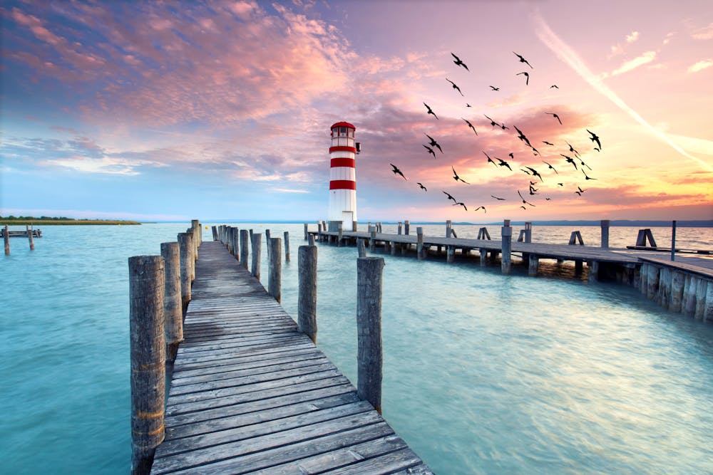 Neusiedler See, Leuchtturm im Sonnenuntergang &ndash; &copy; Jenny Sturm - stock.adobe.com