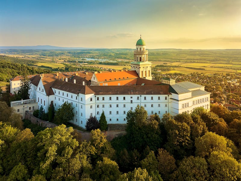 Erzabtei Martinsberg in Pannonhalma - UNESCO-Welterbe - ©GezaKurkaPhotos - stock.adobe.com