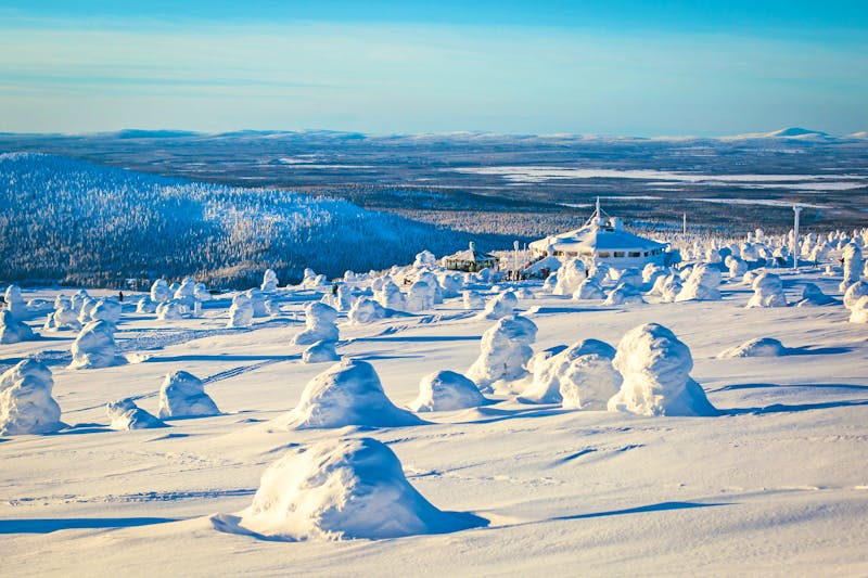 Winterlandschaft rund ums Ski Resort Ruka in Lappland - &copy;tsuguliev - stock.adobe.com