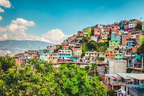 Bunte Häuser in Medellin - zweitgrößte Stadt Kolumbiens &ndash; &copy; Adrien - stock.adobe.com
