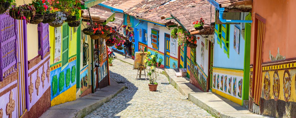 Bunte Häuser in Guatape - Kolumbien – © jon_chica - stock.adobe.com