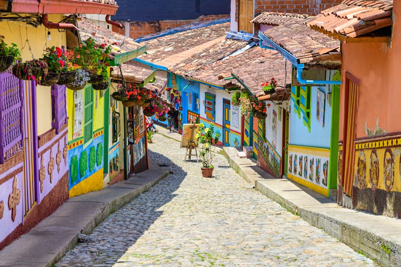 Bunte Häuser in Guatape - Kolumbien - ©jon_chica - stock.adobe.com